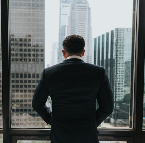 Homme d'affaires regardant par la fenêtre